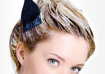 blonde hair model using dye in hair