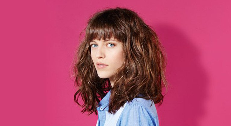 18 Best Curly Haircuts To Flatter Oval Faces